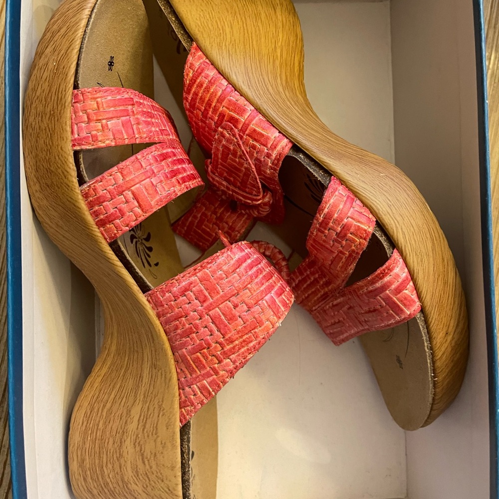Like new ABEO brand sandles coral color (says red, but more coral)